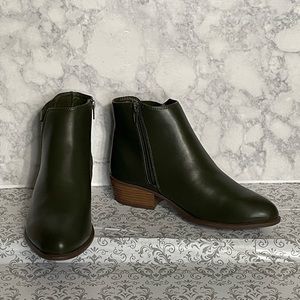 NWOT Olive green, ankle booties